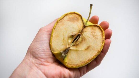 ¿Tu fruta se oscurece al cortarla? Esto es lo que ocurre y cómo evitarlo