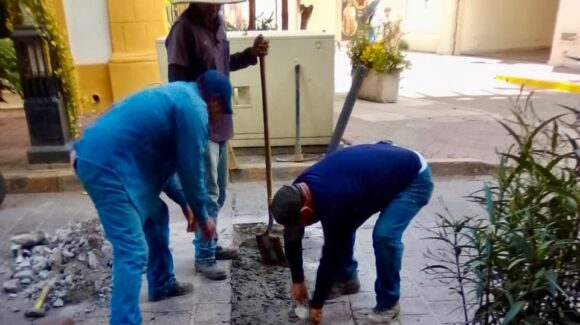 Reparan adoquín y bache de piedra pórfida en el Centro Histórico de Mazatlán, Sinaloa