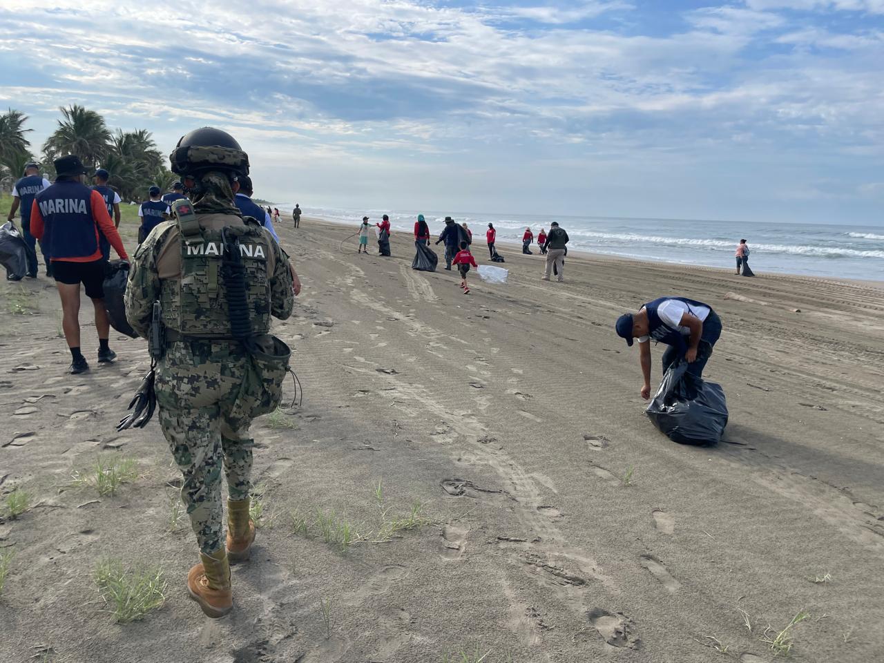 Retiran 328 kilos de basura de playa en Isla de la Piedra de Mazatlán, Sinaloa