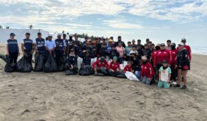 Retiran 328 kilos de basura de playa en Isla de la Piedra de Mazatlán, Sinaloa durante jornada de limpieza