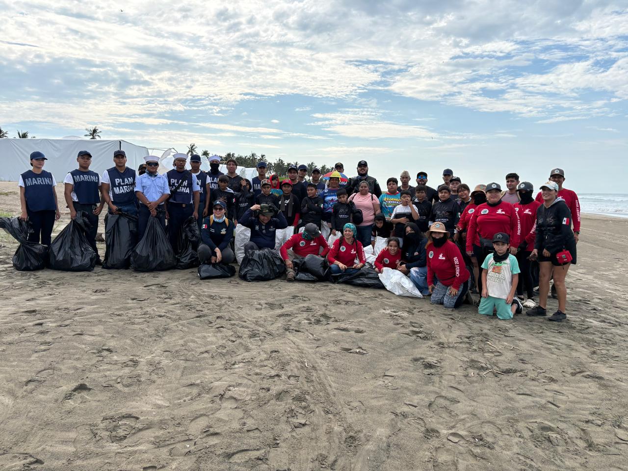 Retiran 328 kilos de basura de playa en Isla de la Piedra de Mazatlán, Sinaloa