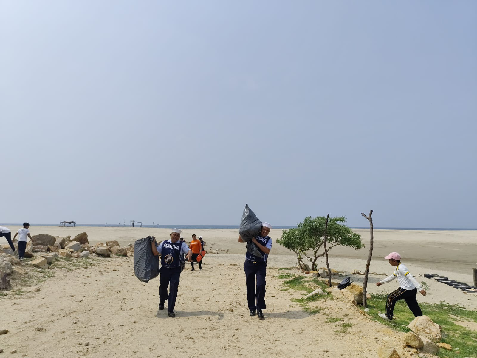 Retiran 328 kilos de basura de playa en Isla de la Piedra de Mazatlán, Sinaloa