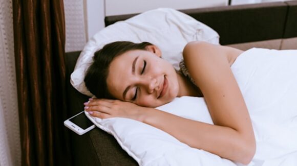 ¿Duermes con el celular bajo la almohada? Estos son los riesgos que debes conocer