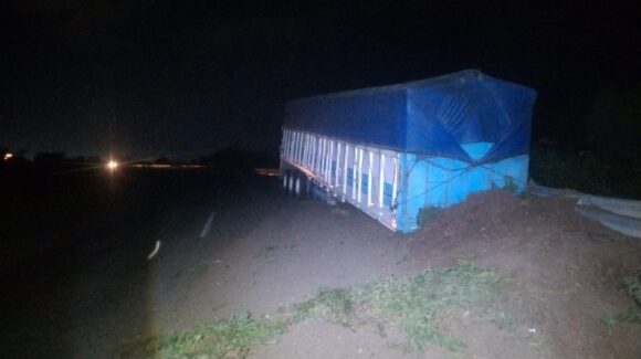 Se desprende jaula de madera de tractocamión cargado con 35 toneladas de fertilizante en Guasave, Sinaloa
