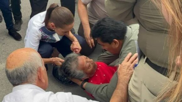 Sheinbaum auxilia a adulta mayor que se desvaneció en la Arena Potosí