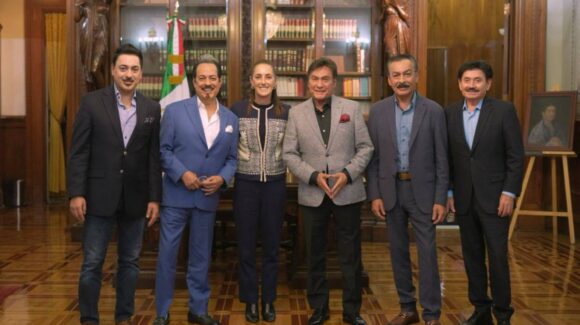 Sheinbaum recibe a Los Tigres del Norte en Palacio Nacional