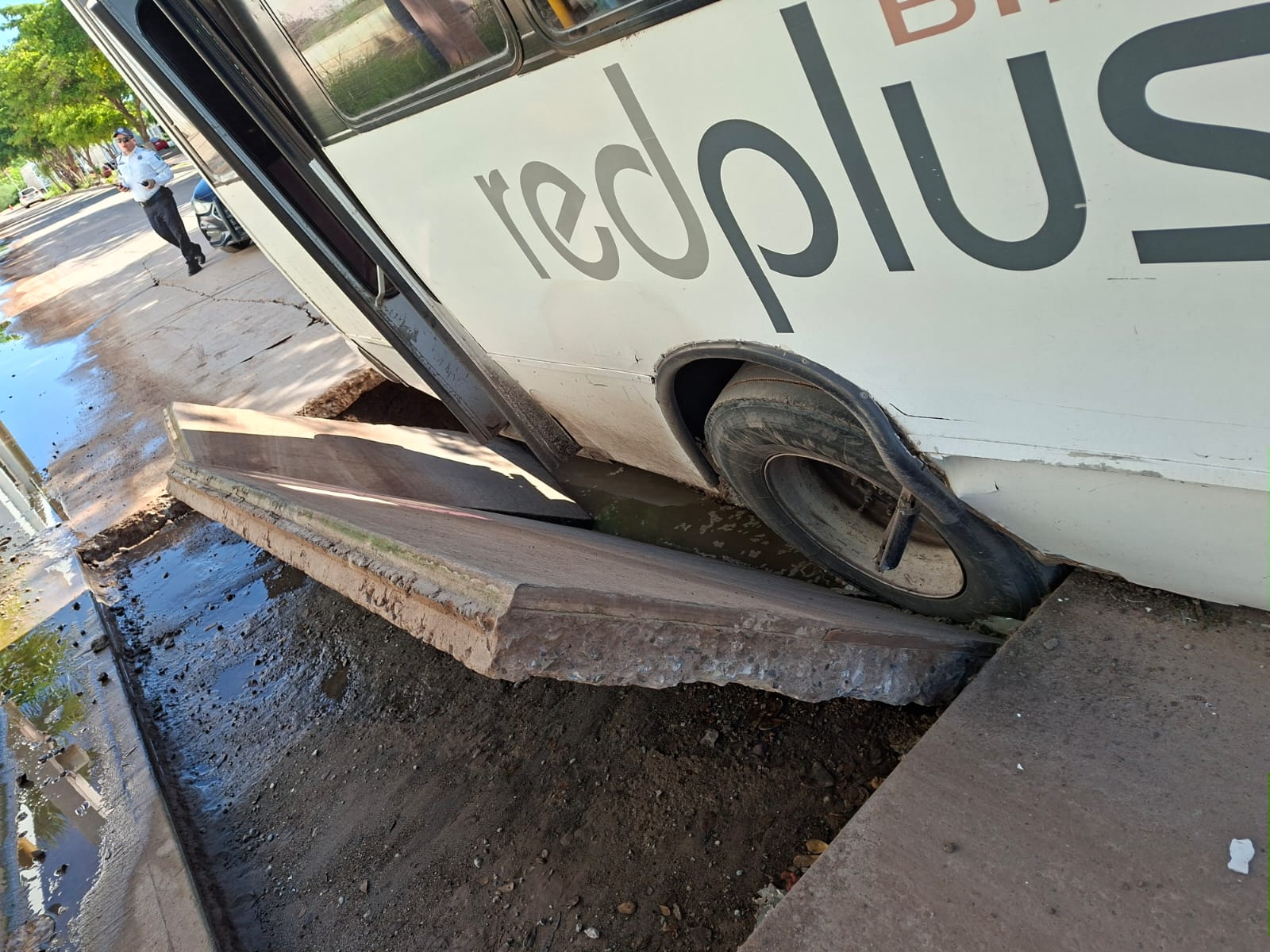 Socavón se traga camión urbano en Los Mochis 5
