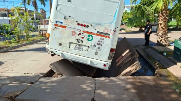 Japama y Obras Públicas atenderán de inmediato el nuevo socavón en Los Mochis, detalla alcalde