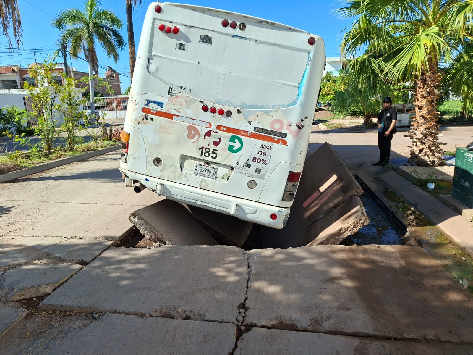 Socavón se traga camión urbano en Los Mochis