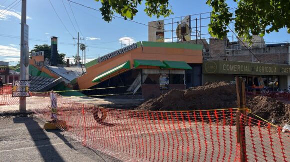 Buscarán recursos con el Estado para megasocavón que se “tragó” pollos asados en Guasave; alcaldesa pide calma a vecinos