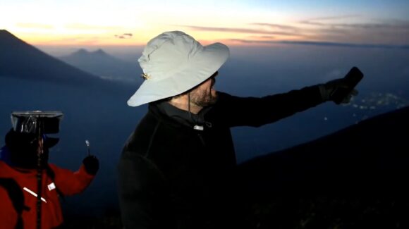 VÍDEO: Streamer mexicano capta en vivo la erupción del Volcán de Fuego durante su ascenso en Guatemala
