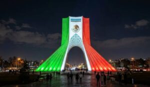 Torre Azadi de Teherán se ilumina con los colores de México por su Independencia