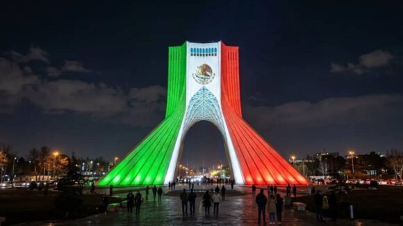 Torre Azadi de Teherán se ilumina con los colores de México por su Independencia