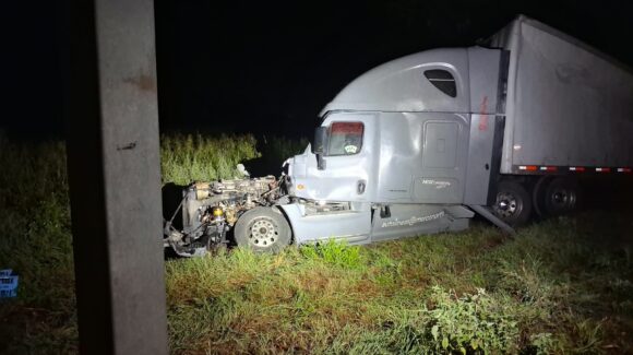Un muerto y un herido deja choque entre dos tráileres en la Laguna de Canachi sobre la Culiacán-Mazatlán