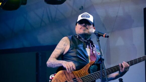 A.B. Quintanilla demanda a su hermana Suzette por irregularidades financieras