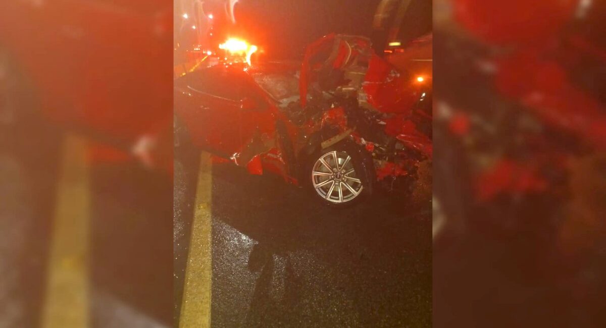 Abandonan Mustang tras chocar contra muro de contención en la México 15, a la altura de Benito Juárez en Guasave