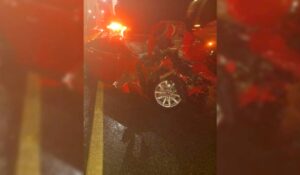 Abandonan Mustang tras chocar contra muro de contención en la México 15, a la altura de Benito Juárez en Guasave
