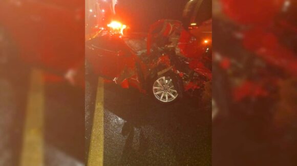Abandonan Mustang tras chocar contra muro de contención en la México 15, a la altura de Benito Juárez en Guasave