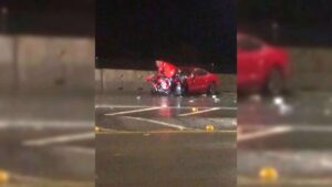abandonan mustang tras chocar contra muro de contencion en la mexico 15 lugar