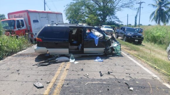 Fatal choque cobra la vida de dos mujeres en la carretera Villa Unión-Walamo, al sur de Mazatlán, Sinaloa