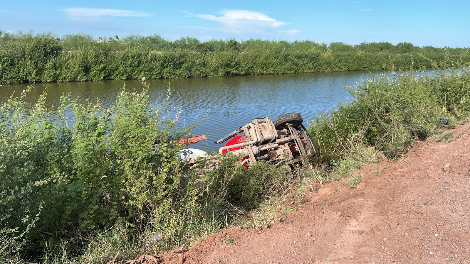 Pipa cargada con gas cae a canal en Las Panguitas, El Fuerte