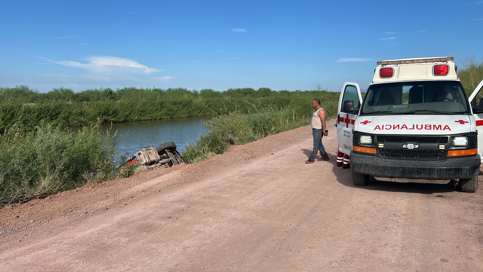 Pipa cargada con gas cae a canal en Las Panguitas, El Fuerte