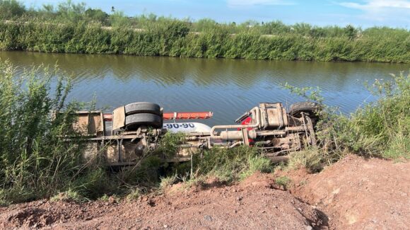 Pipa cargada con gas cae a canal en Las Panguitas, El Fuerte, Sinaloa; hay dos lesionados