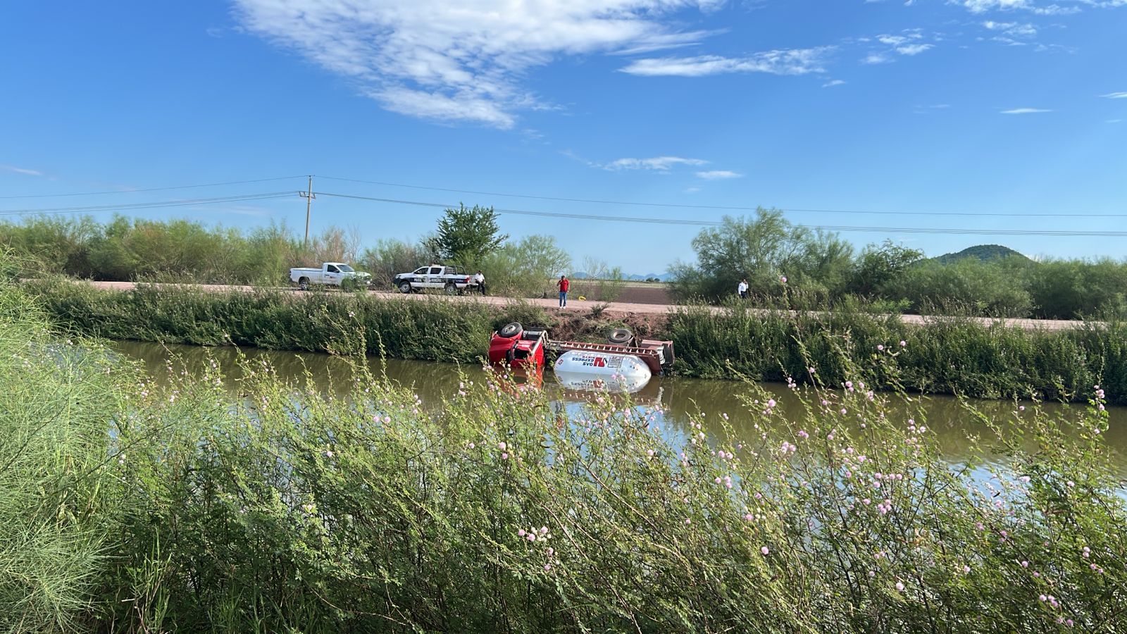 Pipa cargada con gas cae a canal en Las Panguitas, El Fuerte