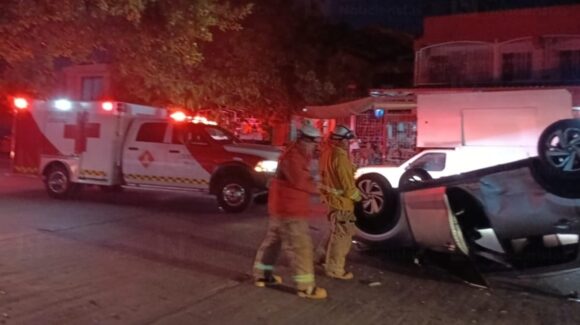 Mujer resulta lesionada tras sufrir volcadura en el sector La Cuchilla de Los Mochis, Sinaloa