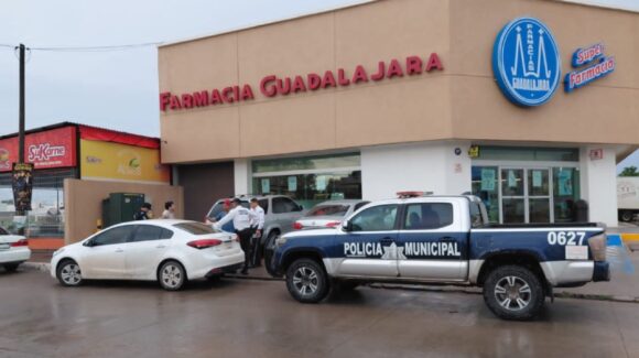 Choque entre dos vehículos deja a conductores ilesos en Guasave, Sinaloa, sobre el bulevar Millán