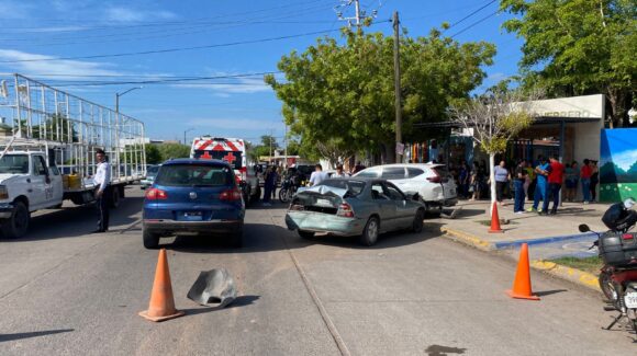 Conductor que viajaba presuntamente bajo los influjos del alcohol provoca accidente a las afueras de un kínder en Los Mochis, Sinaloa