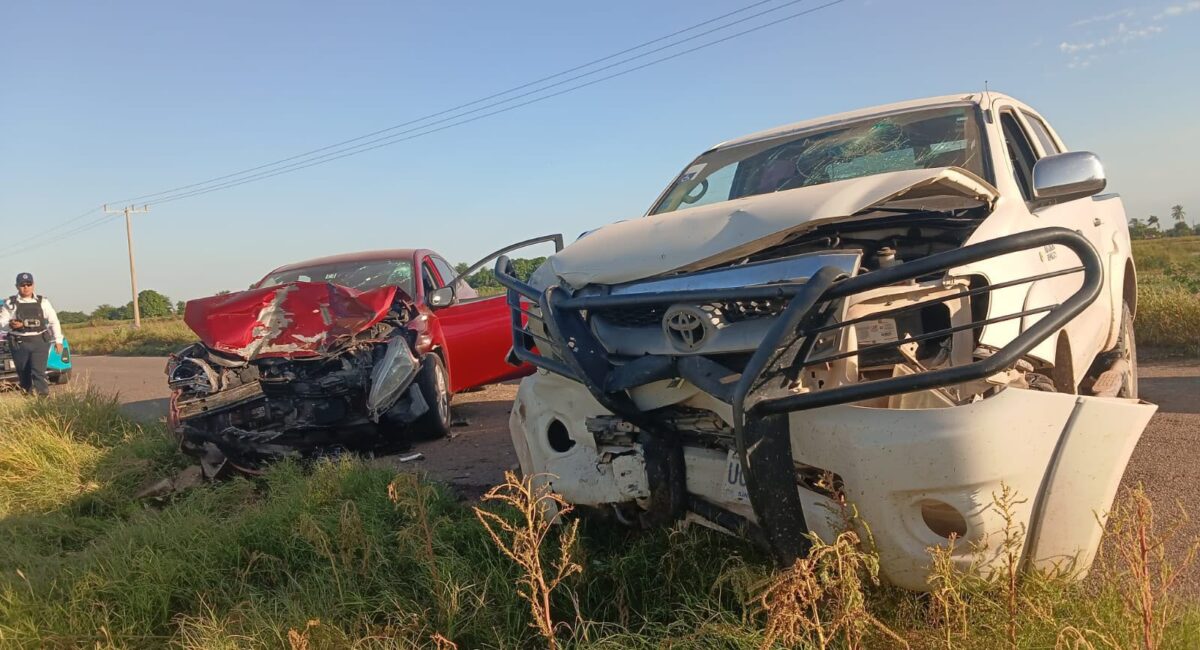 Choque por invasión de carril deja daños materiales en la carretera 100, en Guasave, Sinaloa