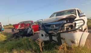 Choque por invasión de carril deja daños materiales en la carretera 100, en Guasave, Sinaloa