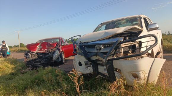 Choque por invasión de carril deja daños materiales en la carretera 100, en Guasave, Sinaloa