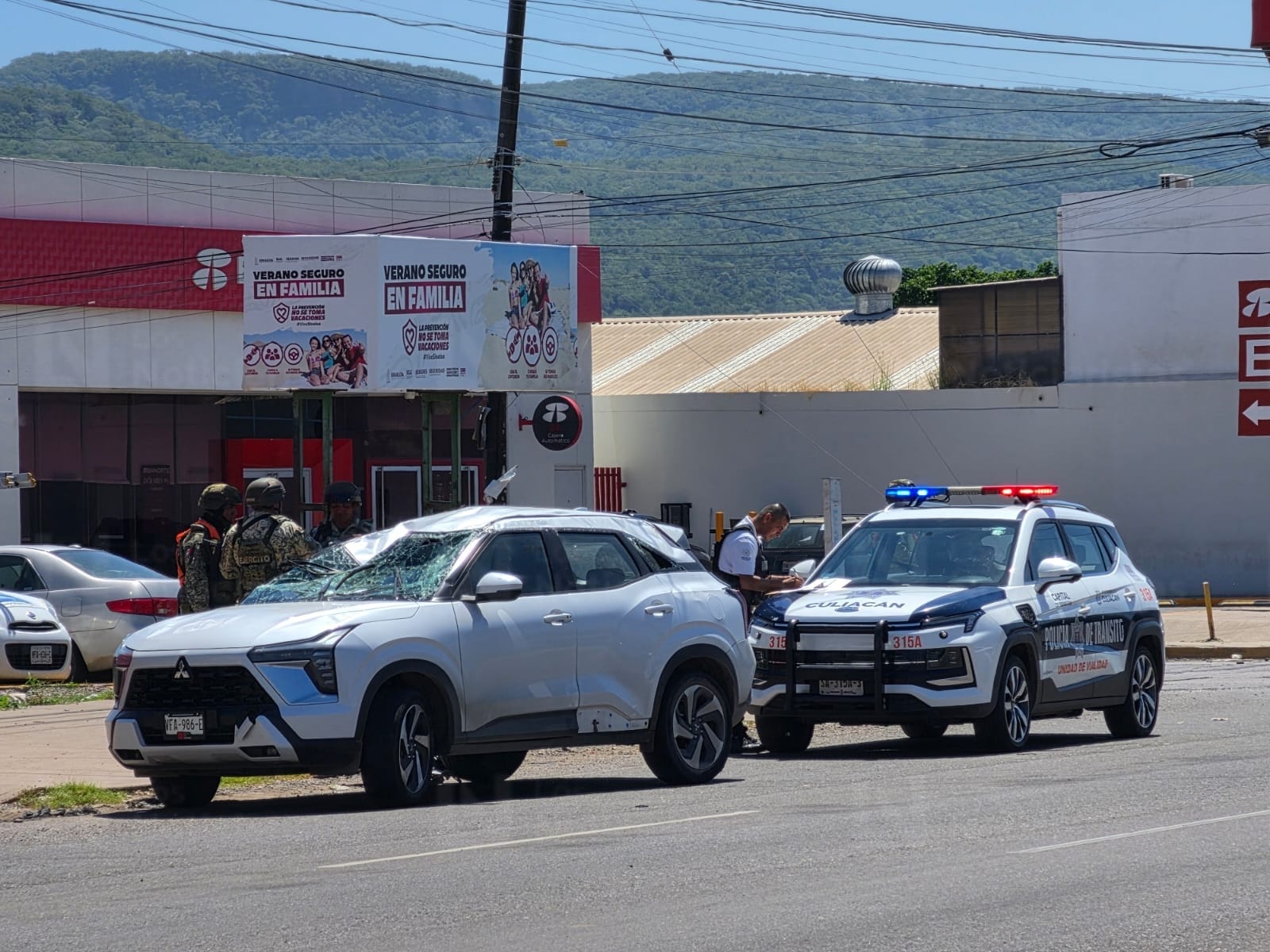 Choque y volcadura frente al Mercado de Abastos de Culiacán deja solo daños materiales