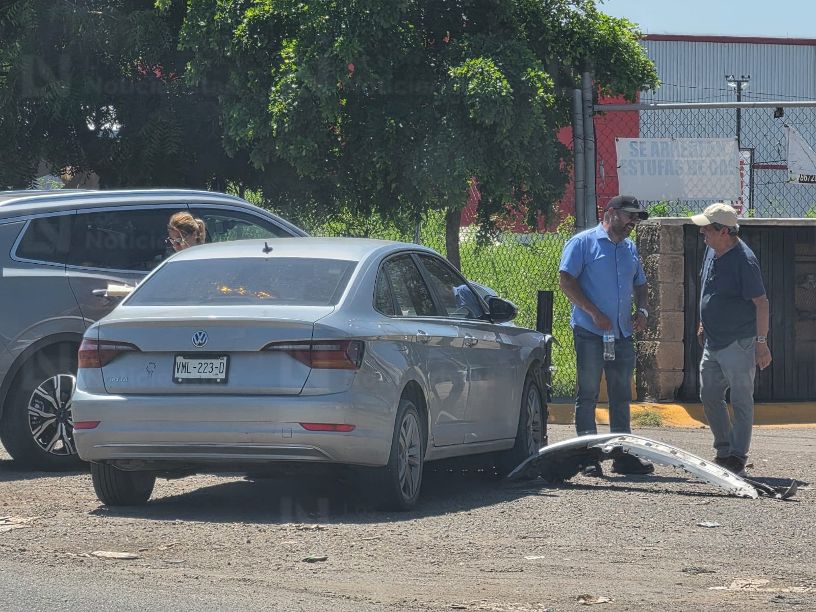Choque y volcadura frente al Mercado de Abastos de Culiacán deja solo daños materialesChoque y volcadura frente al Mercado de Abastos de Culiacán deja solo daños materiales