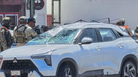 Choque y volcadura frente al Mercado de Abastos de Culiacán deja solo daños materiales