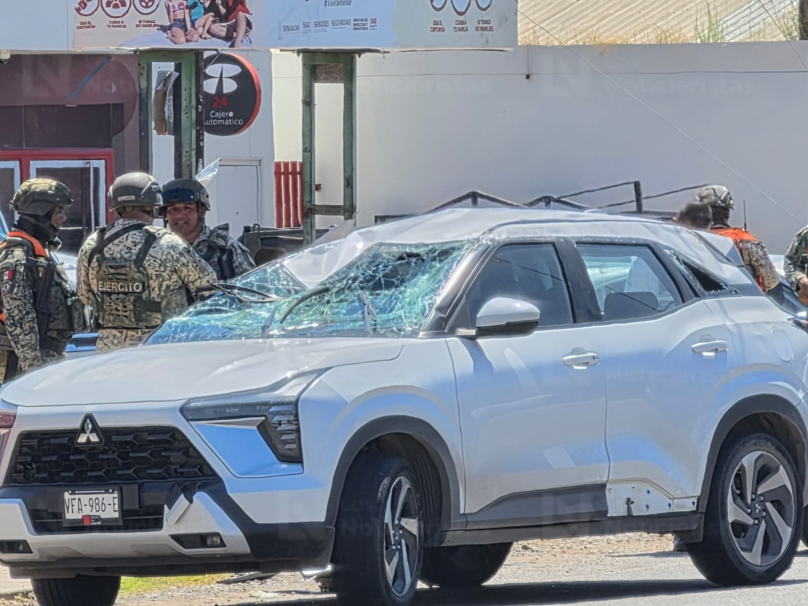 Choque y volcadura frente al Mercado de Abastos de Culiacán deja solo daños materiales