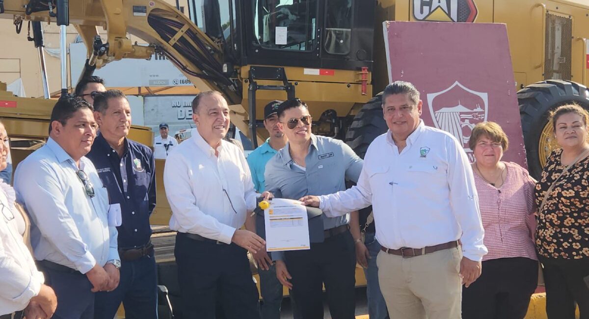 Adquiere Ahome nueva motoniveladora que ayudará a atender caminos y calles de las sindicaturas municipales