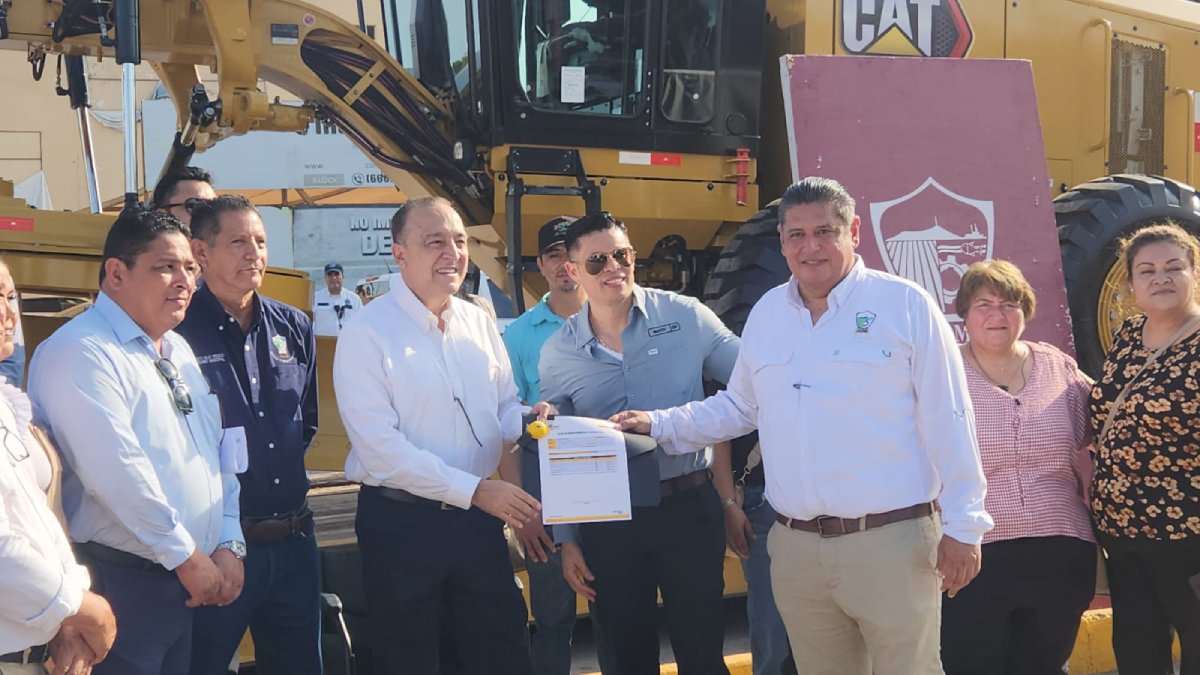 adquiere Ahome nueva motoniveladora funcionarios
