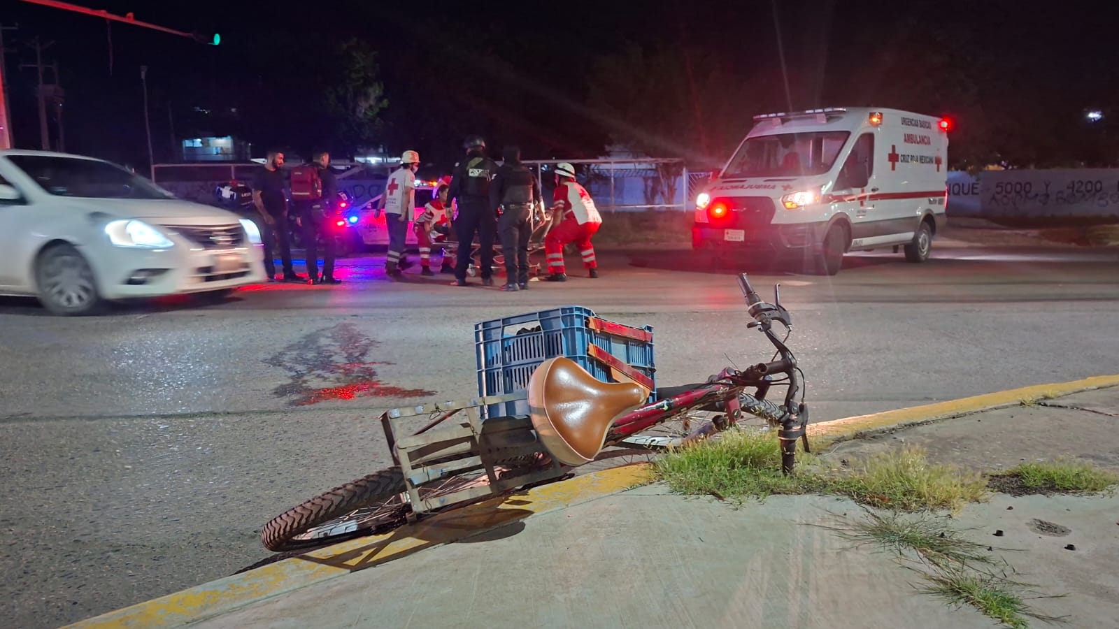Ciclista adulto mayor resulta lesionado tras ser embestido por vehículo en Mazatlán