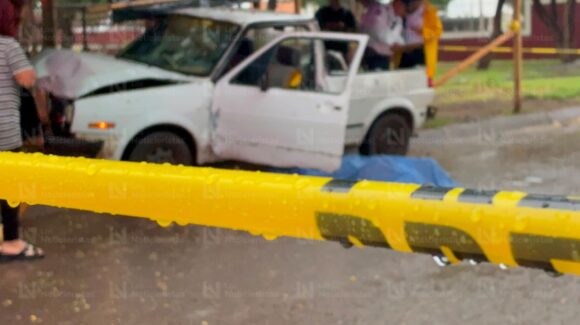 Adulto mayor pierde la vida tras impactarse contra un árbol a las afueras de Icatsin, en Los Mochis, Sinaloa