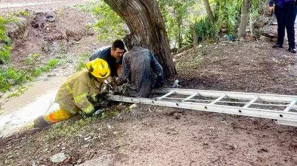Adulto mayor de 70 años es arrastrado por la corriente de un dren; bomberos de Juan José Ríos lo rescatan