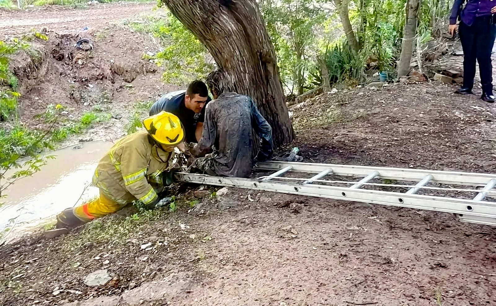 Adulto mayor rescatado de un dren en Juan José Ríos, Sin.