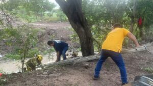 Adulto mayor rescatado de un dren en Juan José Ríos, Sin.