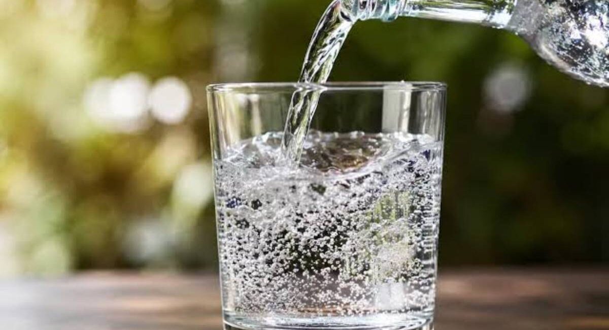 Expertos aclaran: agua mineral diaria no daña, pero debe moderarse