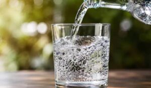 Expertos aclaran: agua mineral diaria no daña, pero debe moderarse