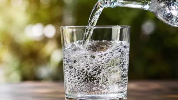Expertos aclaran: agua mineral diaria no daña, pero debe moderarse
