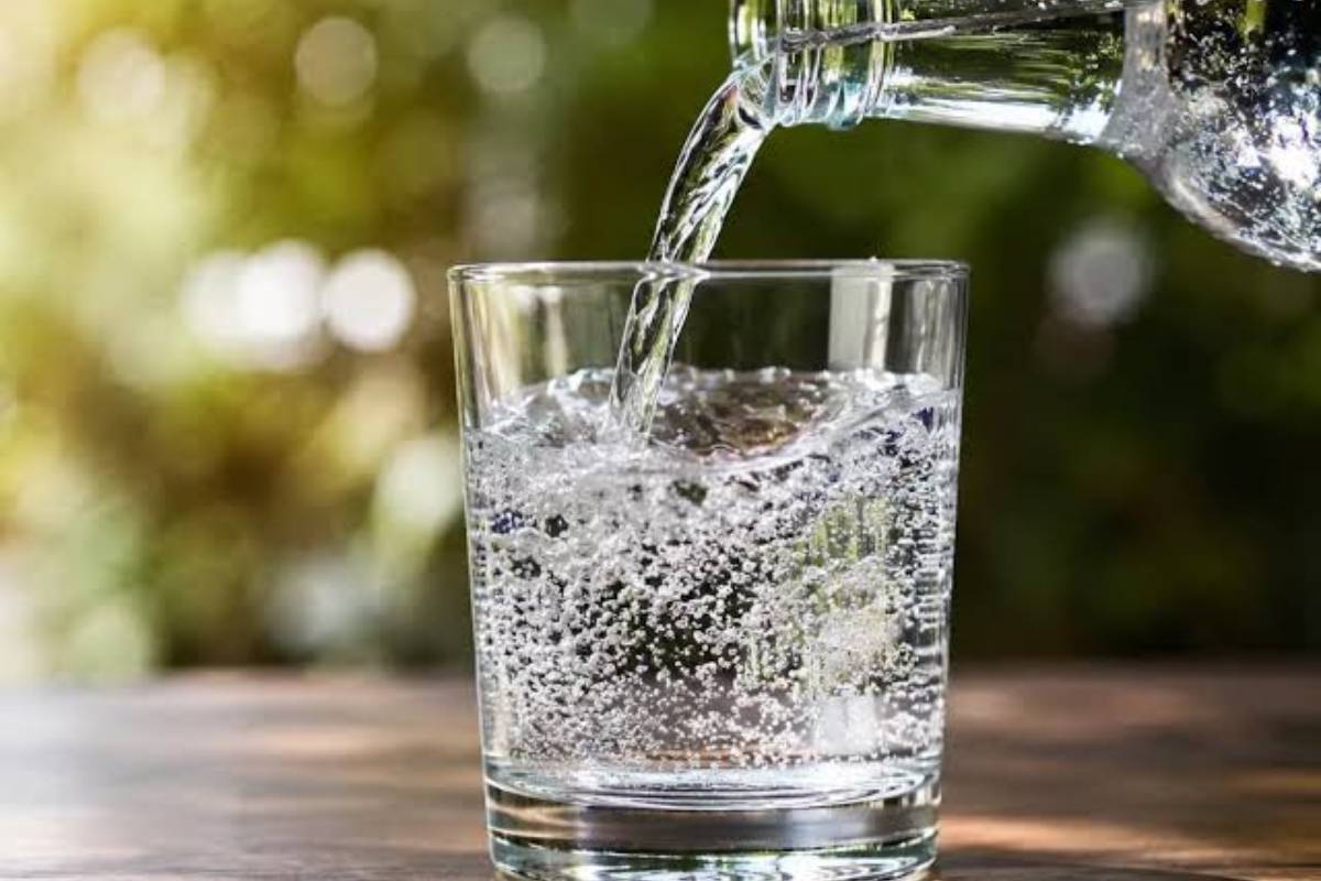 Expertos aclaran: agua mineral diaria no daña, pero debe moderarse
