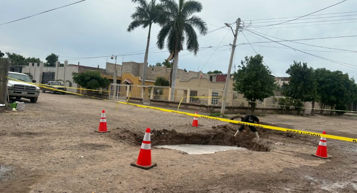 Tras socavón en Juan José Ríos, aguas negras afloran en el interior de viviendas; alcaldesa busca recursos para repararlo